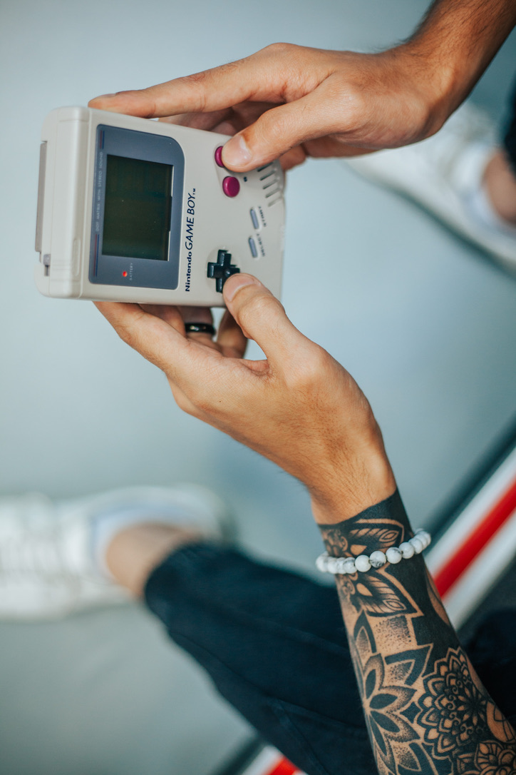 Mikan Simonis op de Gameboy